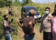 Polsek Larangan Bersama Warga Evakuasi Mobil Pemudik yang Tersesat di Area Sawah