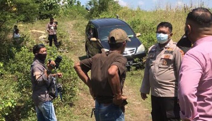 Polsek Larangan Bersama Warga Evakuasi Mobil Pemudik yang Tersesat di Area Sawah