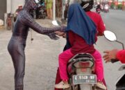 Unik, Superman dan Spiderman Bagi-bagi Takjil di Alun-alun Brebes