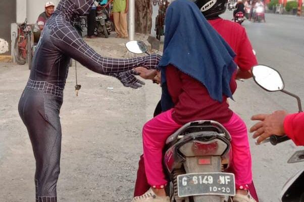 Unik, Superman dan Spiderman Bagi-bagi Takjil di Alun-alun Brebes