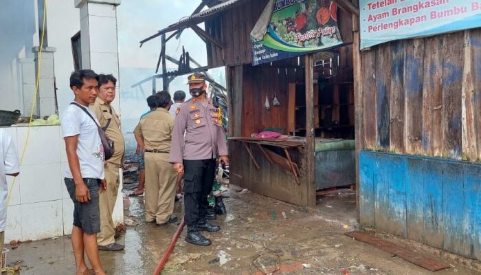 8 Unit Kios di Pasar Dermoleng Brebes Ludes Terbakar