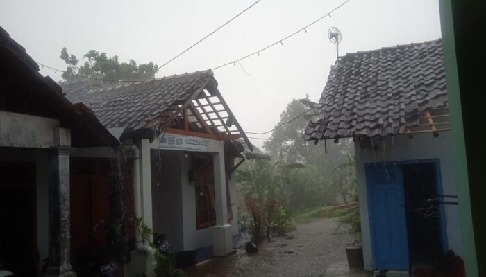 Puluhan Rumah Warga Pagerbarang Rusak Diterjang Angin Putih Beliung