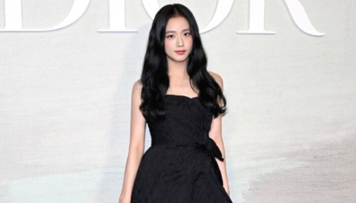 Penampilan Jisoo BLACKPINK di Paris Fashion Week Memukau