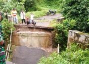 Jembatan Penghubung Desa Plompong-Wanareja Kecamatan Sirampog Brebes Ambruk