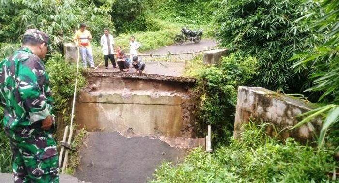 Jembatan Penghubung Desa Plompong-Wanareja Kecamatan Sirampog Brebes Ambruk