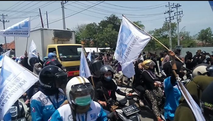 Tuntut Kenaikan Upah, Ratusan Pekerja Gelar Aksi Demo di Kantor Disperinaker Brebes