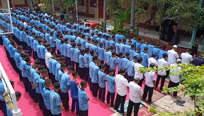 Siswa dan Guru di SMPN 2 Brebes Sholat Ghaib untuk Korban Bencana Gempa Cianjur