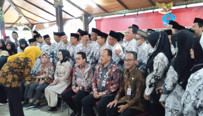 Selain Kepala Sekolah SD, Bupati Idza Priyanti Juga Melantik Enam Pejabat Kepala SMP