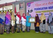 Bupati Umi Beri Penghargaan Tiga Perempuan Inspiratif di Hari Ibu