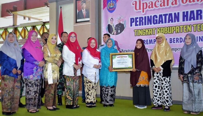 Bupati Umi Beri Penghargaan Tiga Perempuan Inspiratif di Hari Ibu