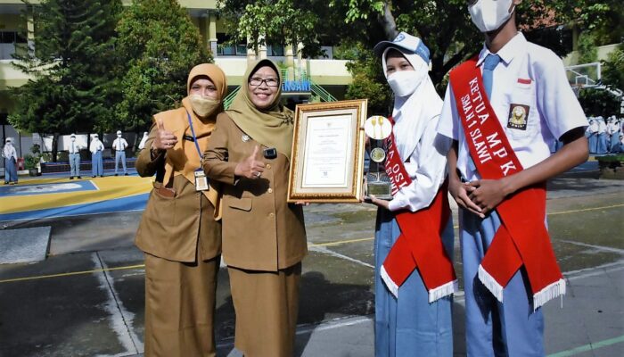 Bupati Tegal Serahkan Piagam Penghargaan Menkes untuk SMA Negeri 1 Slawi