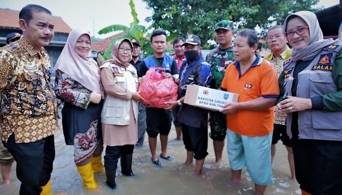 Bupati Tegal Salurkan Bantuan ke Warga Terdampak Banjir