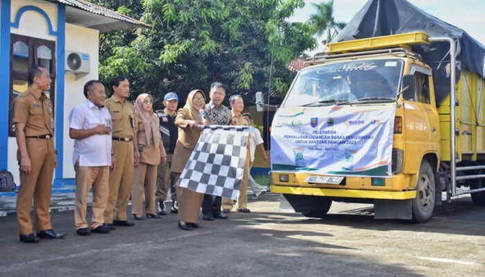 1.322 Ton Beras Cadangan Pemerintah Disalurkan ke Warga Miskin