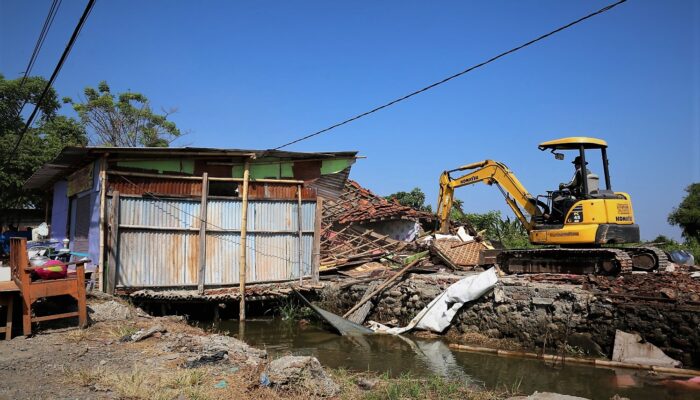 Tutupi Saluran Air, 37 Bangunan Tak Berizin di Curug Pangkah Dibongkar