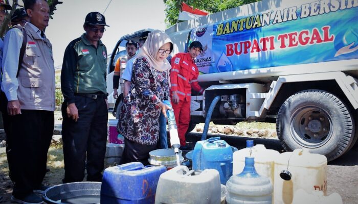 Bupati Umi Salurkan Bantuan Air Bersih di Jatinegara