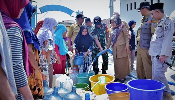 Bupati Umi Salurkan Bantuan Air Bersih di Tiga Desa Terdampak Kekeringan