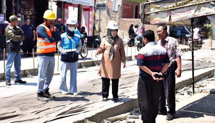 Bupati Umi Tinjau Pekerjaan Perbaikan Jalan dan Penataan Koridor Simpang Patung Obor