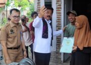 Menteri ATR Bagikan 34 Sertipikat Tanah di Desa Bengle Kecamatan Talang