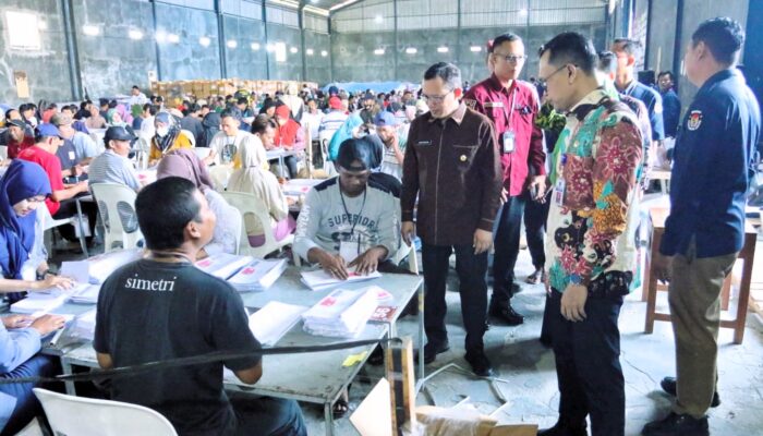 Pj Bupati Tegal Tinjau Tempat Penyortiran dan Pelipatan Surat Suara Pemilu 2024