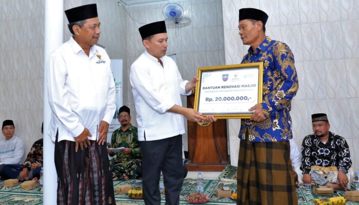 Pj Bupati Tegal Salurkan Hibah untuk Masjid Al Falah Jatilawang