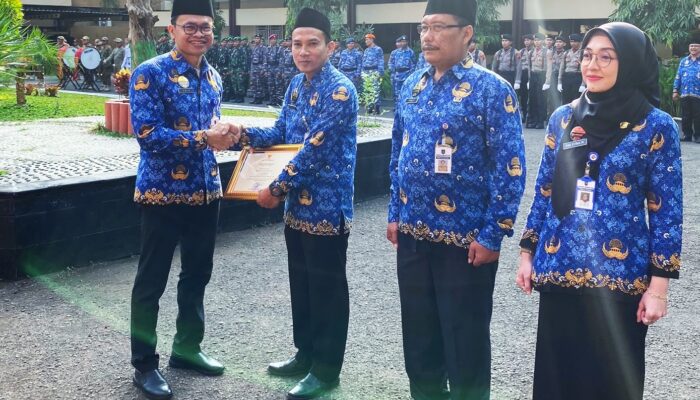 Sekda Amir Serahkan Penghargaan PNS Teladan Pemkab Tegal 2024