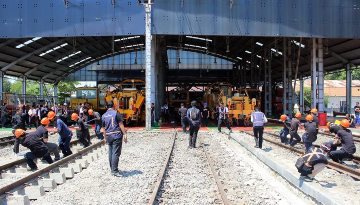 Bukan Tarik Tambang, KAI Gelar Lomba Tarik Sarana Kereta Api di Cirebon