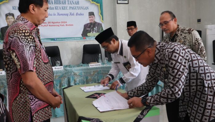 Pemkab Brebes Serahkan Hibah Tanah Untuk KUA di Bulakamba dan Paguyangan