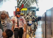 Wow! Ada Cosplay Beraksi di LRT Jabodebek