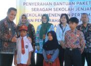 Tak Ingin Pengalaman Masa Kecilnya Terulang, Bupati Mansur Bantu Seragam Sekolah bagi Siswa Kurang Mampu