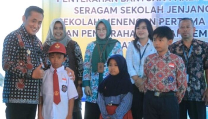 Tak Ingin Pengalaman Masa Kecilnya Terulang, Bupati Mansur Bantu Seragam Sekolah bagi Siswa Kurang Mampu