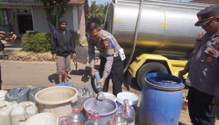 Polres Tegal Bantu Warga yang Alami Kekeringan di Desa Dukuhbangsa Jatinegara