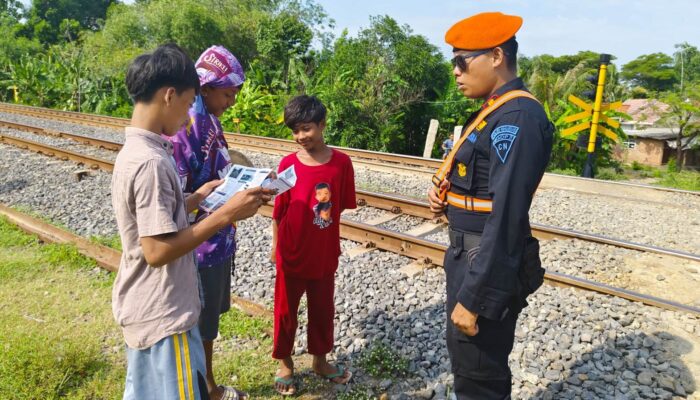 Tegas! KAI Larang Masyarakat Beraktivitas di Jalur Rel, Ini Sanksinya Jika Melanggar