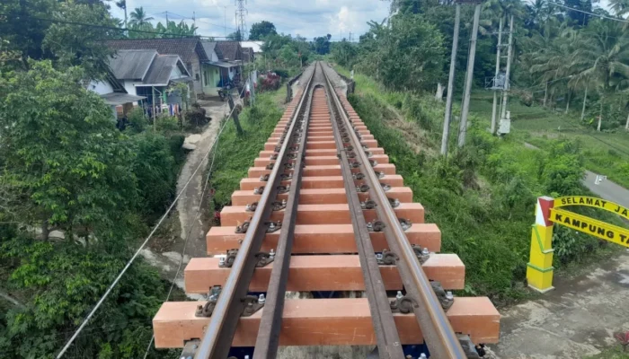 Tingkatkan Keselamatan dan Keamanan Operasi Kereta Api, KAI Beralih dari Bantalan Rel Kayu ke Sintetis