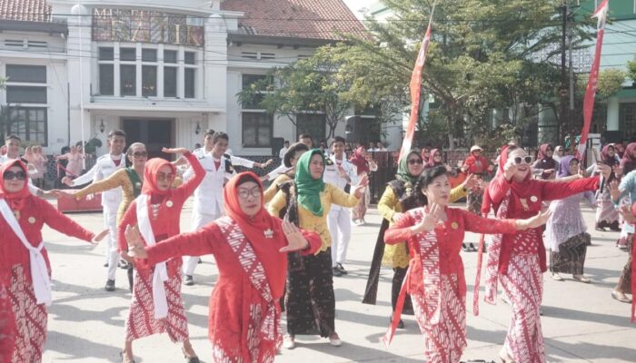 Unik, Peringati HBN 2024 Ribuan Warga Kota Pekalongan Flasmob Kenakan Batik