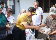 Entaskan Kemiskinan Esktrem, Pemkab Brebes Serahkan Bantuan Ayam Kampung Unggul