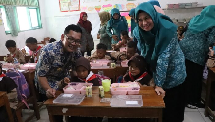 Ribuan Siswa SD di Brebes Ikuti Uji Coba Program Makan Bergizi Gratis