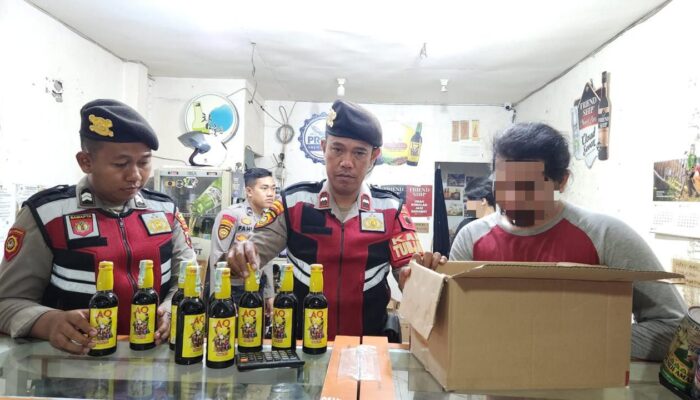 Polres Tegal Kota Gelar Razia Operasi Pekat, Puluhan Botol Miras Berhasil Diamankan