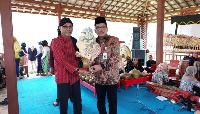 Lestarikan Budaya, Dinbudpar Brebes Gelar Wayang Kulit di Objek Wisata Tuk Sirah Pemali