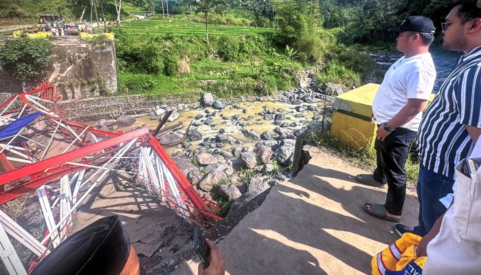 Jembatan Lama Kali Erang Ambruk, Lima Pekerja Terluka