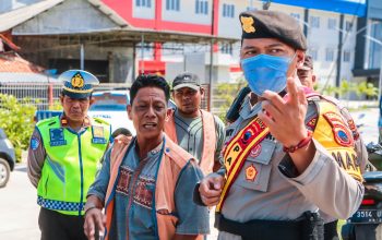Viral Video ‘Pak Ogah’ di Perlintasan KA Tirus, Petugas Kepolisian Langsung Amankan 7 Warga