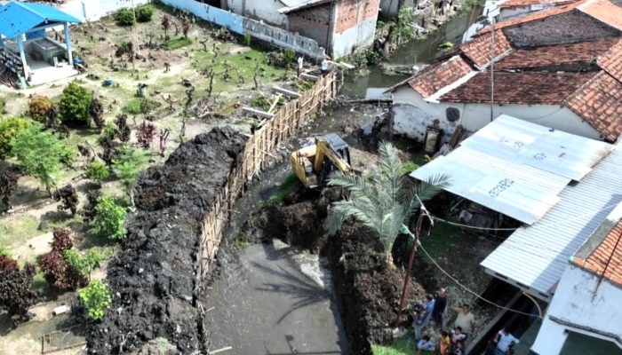 16 Ribu Meter Kubik Lumpur dan Sampah Berhasil Diangkat dari  Sungai Kali Jembangan