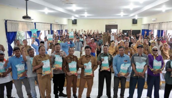 Pemkab Tegal Salurkan Bantuan Beras Premium kepada 1.500 Nelayan