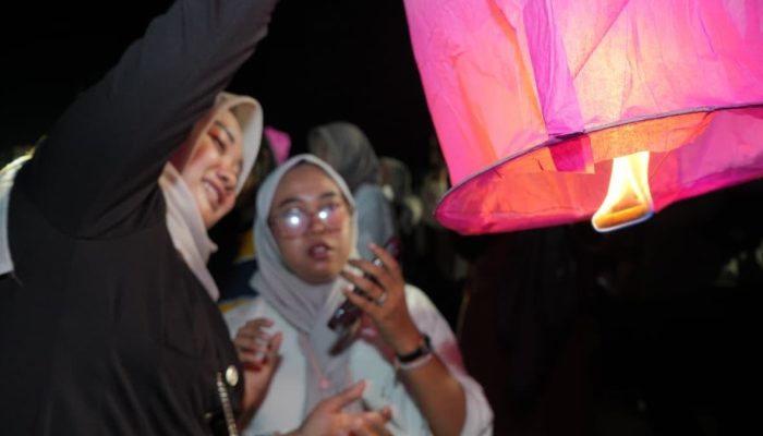 Ratusan Lampion Terbang Hiasi Langit Malam Cacaban