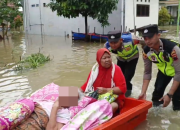 Perjuangan Evakuasi 3 Lansia Stroke yang Terjebak Banjir Pait oleh Personel Polres Pekalongan