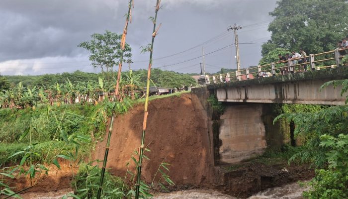 Pondasi Jembatan Sungai Kupang Desa Krompeng Pekalongan Ambrol Tergerus Air