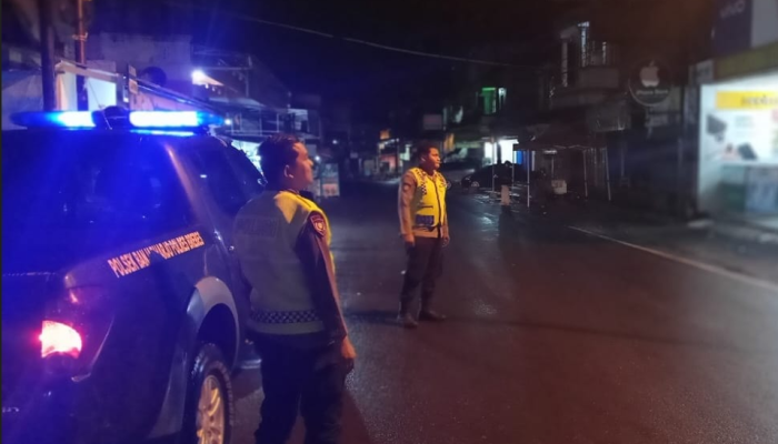 Pantau Arus Lalu Lintas, Personel Polsek Bulakamba Siaga di Titik Rawan Pantura.