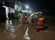 Terjang Banjir Setinggi Dada, Polisi, SAR dan BPBD Pekalongan Siaga di Galangpengampon