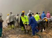 Hujan Tak Surutkan Semangat, TNI-Polri dan Warga Bahu-membahu Bersihkan Longsor Bukit Beser