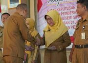 Pemkab Tegal Serahkan SK Pensiun kepada 77 PNS, Purna Tugas Bukan Akhir Pengabdian