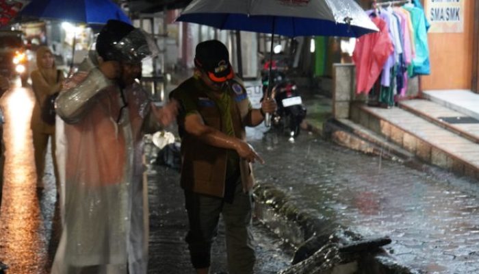 Bupati Tegal Tinjau Langsung Banjir Luapan di Jalan Raya Bojong, Arus Lalu Lintas Dialihkan ke Buniwah
